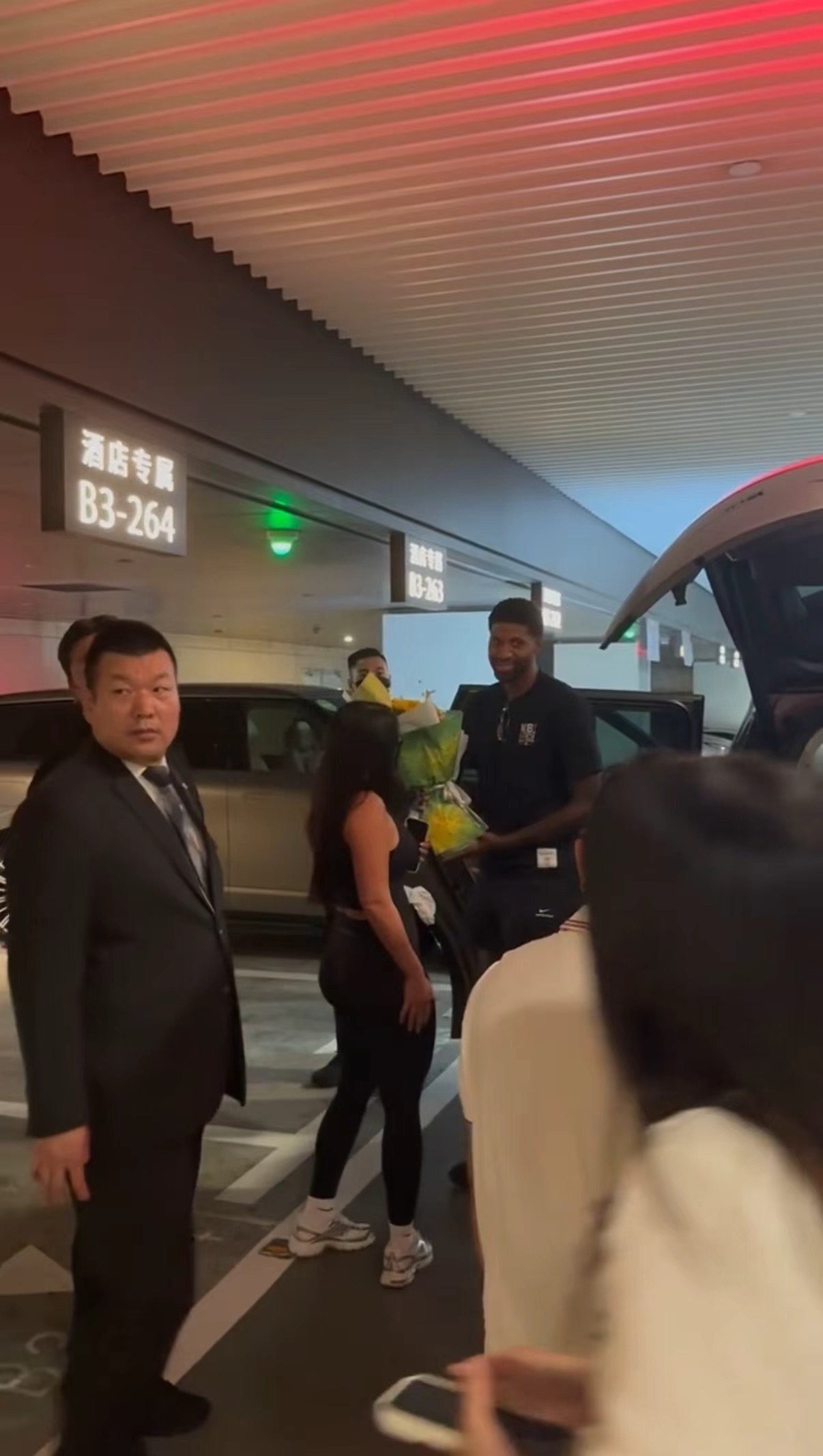 2米03的保罗·乔治，坐进小鹏GX也不用跟空间较劲。  这次2026中国行，他的