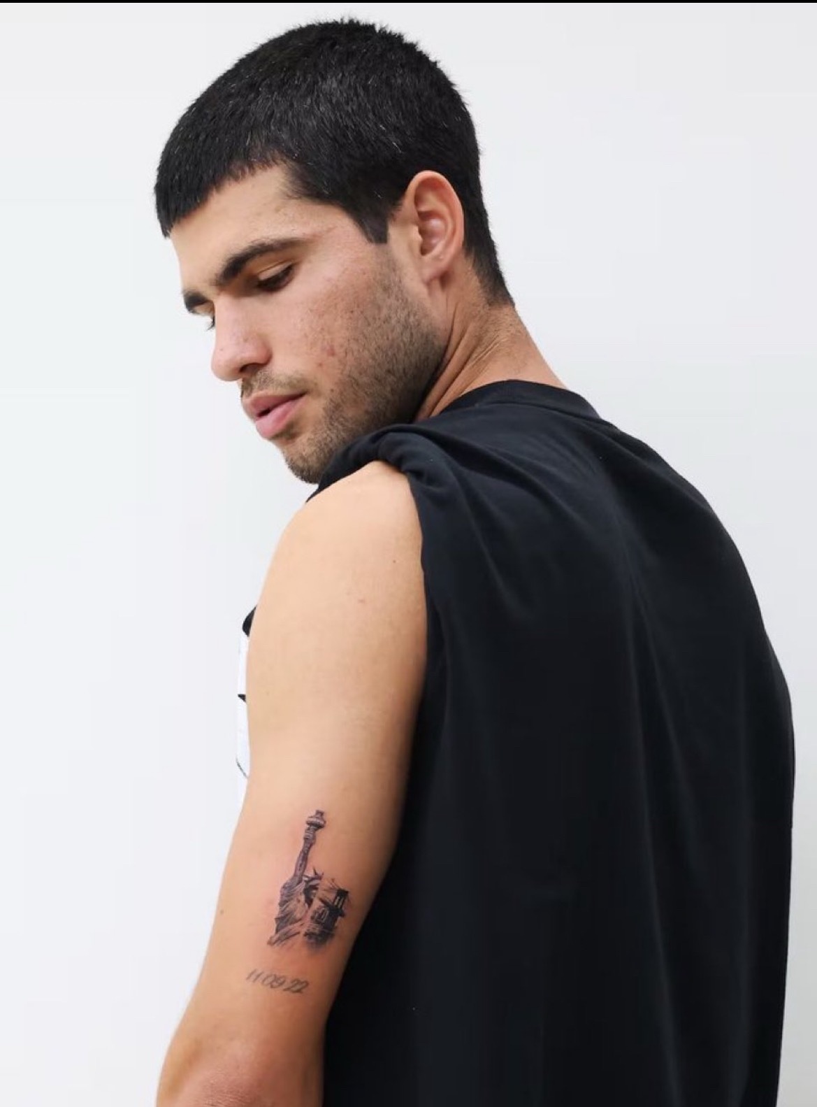 网球talking大会 正式看看阿尔卡拉斯的新纹身，自由女神像！ 