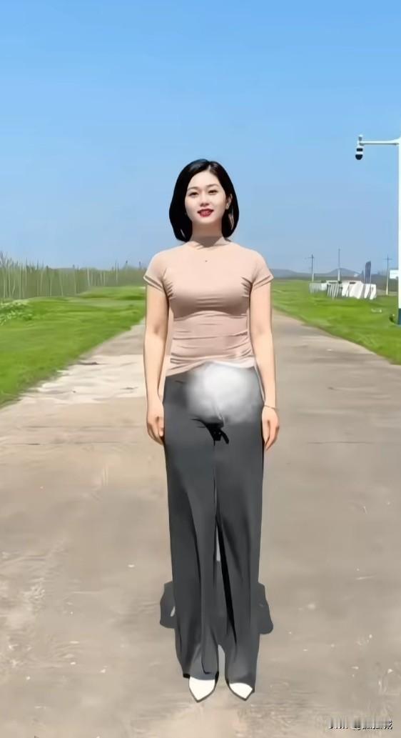 这种此地无银三百两的操作真是让人不解，她明明知道自己在展示什么，那些喜欢看她视频