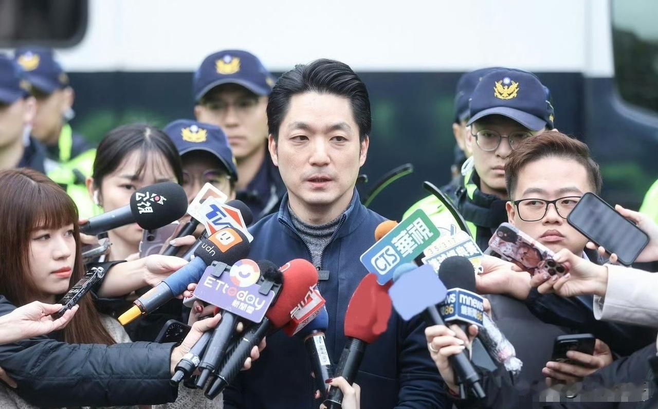 看到蒋万安站在上海的讲台上，
手里没有稿子，几句话讲完，
台下该听的都听进去了。