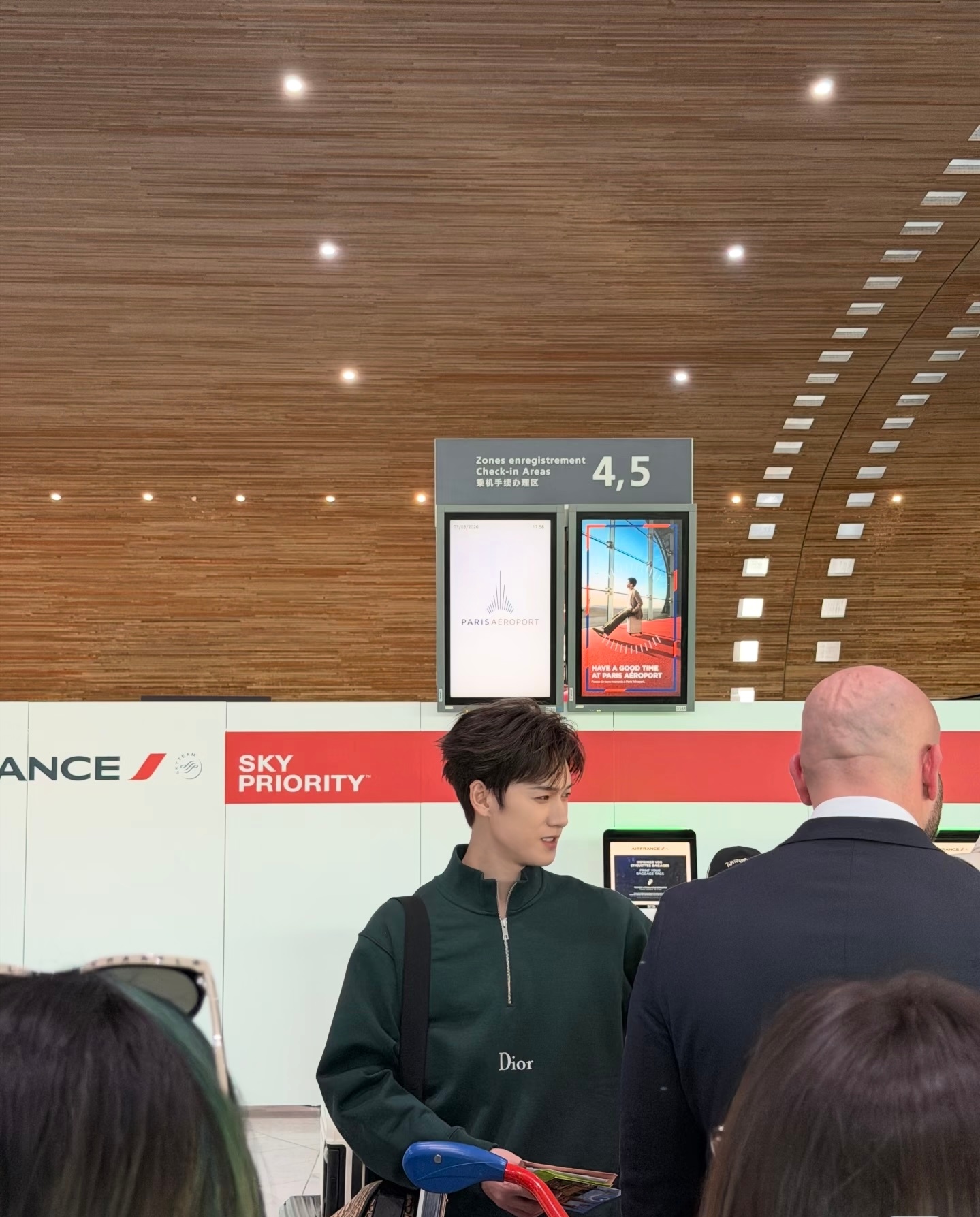 李昀锐巴黎机场路透巴黎机场偶遇李昀锐回国李昀锐巴黎机场路透随手一拍都是神颜，结束