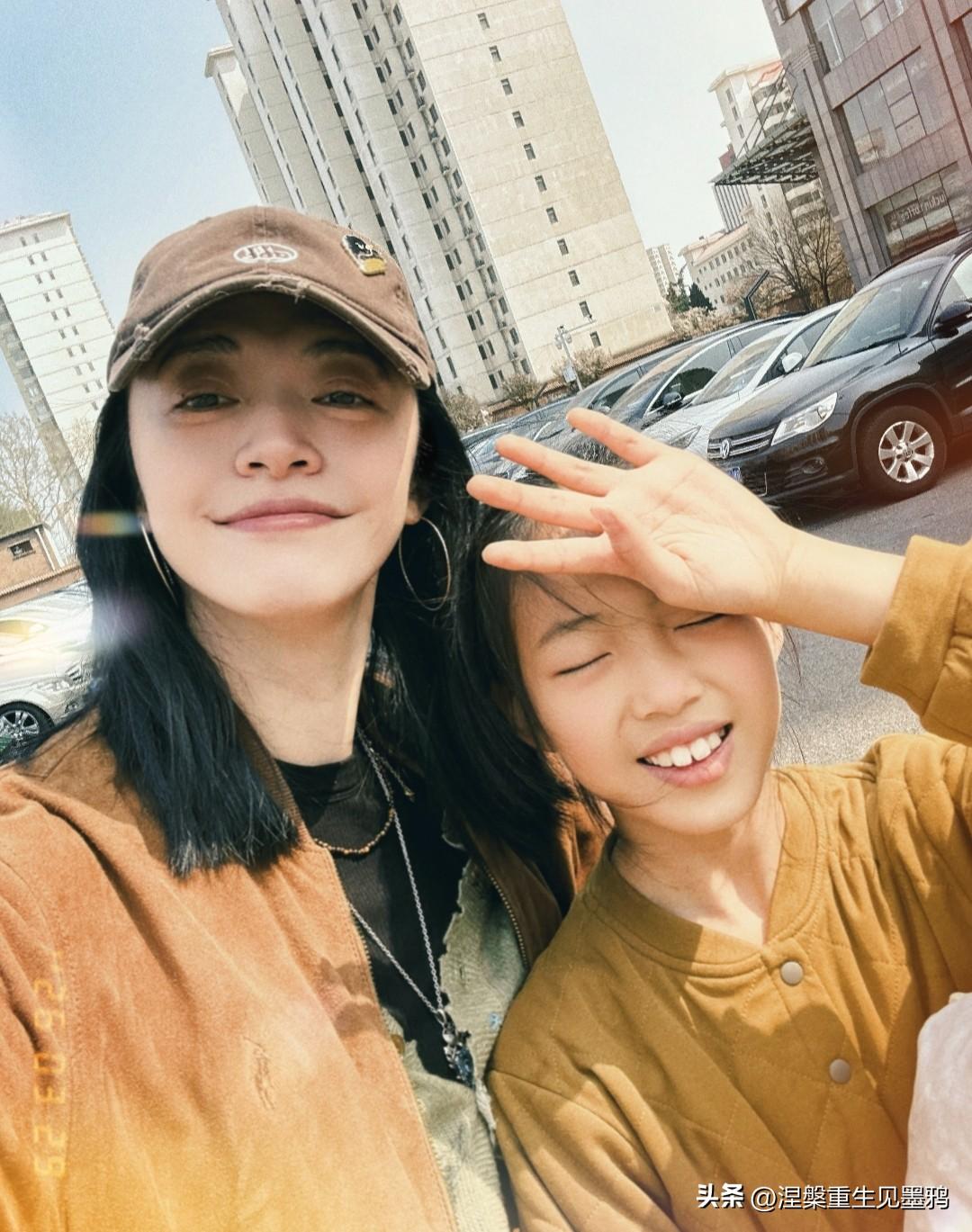 姚晨分享和小茉莉的周末日常，满是温馨与爱意。

镜头里，姚晨戴着帽子，身着休闲服