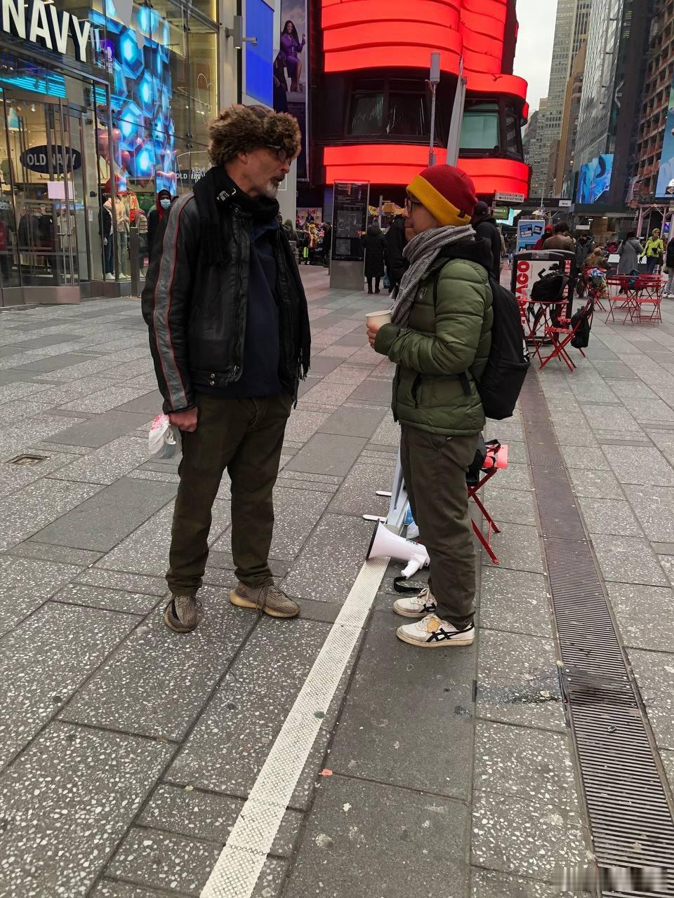 分享一张趣图：左边是美国人，右边是台独饲养的小杂碎。总结：从表情来看，抓拍得不错