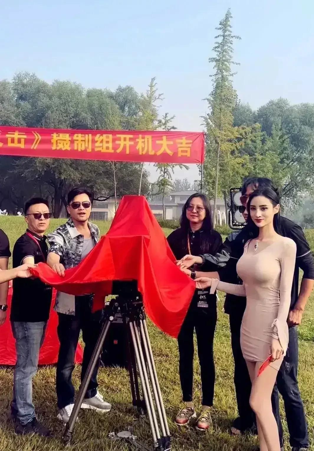 这位是不是
当初被张纪中
偷偷的
偷瞄的
那位？