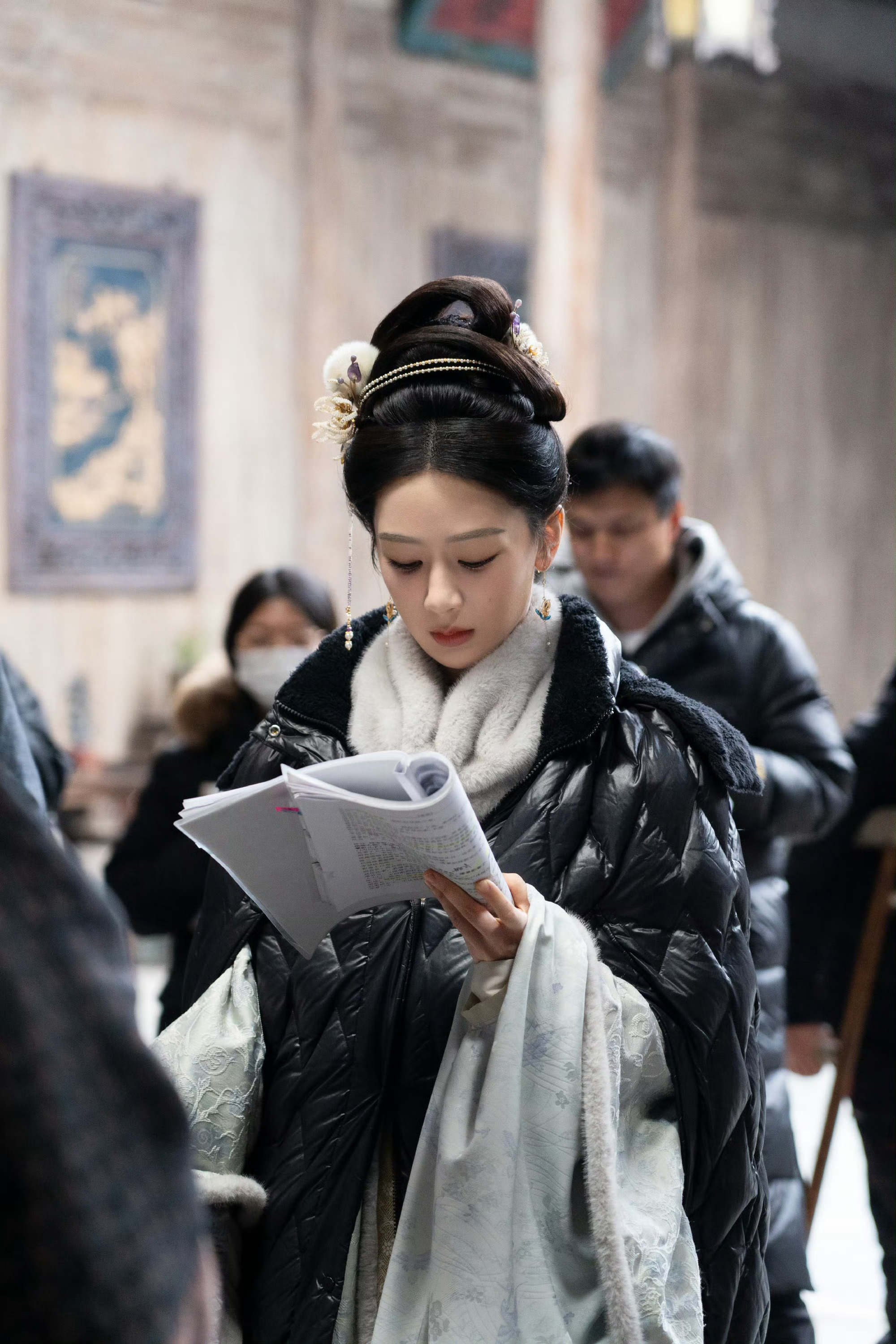 田本昌看杨紫韩东君吻戏不舒服了 从墨香中走来，她是李祯，肩负着家族的荣耀与使命。