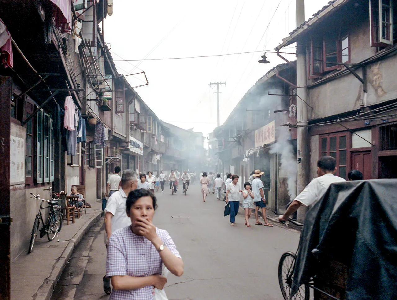 街景，上海，1984年7月摄。 ​​​