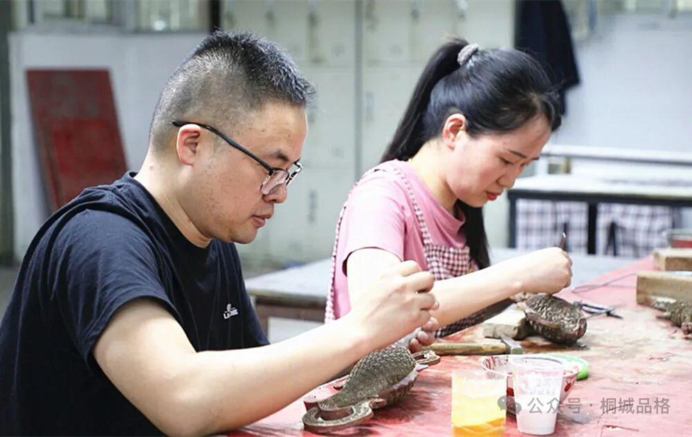 在桐城市徽煌工艺品有限公司工作间内，耳畔不闻人语声，机器轻鸣，金属丝与器皿摩擦发