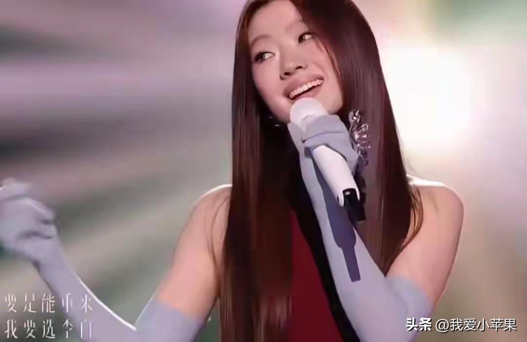 李荣浩愤怒的是：单依纯，你把我当做小咖拉米看待。
我当初好歹也是跟你的导师坐一排