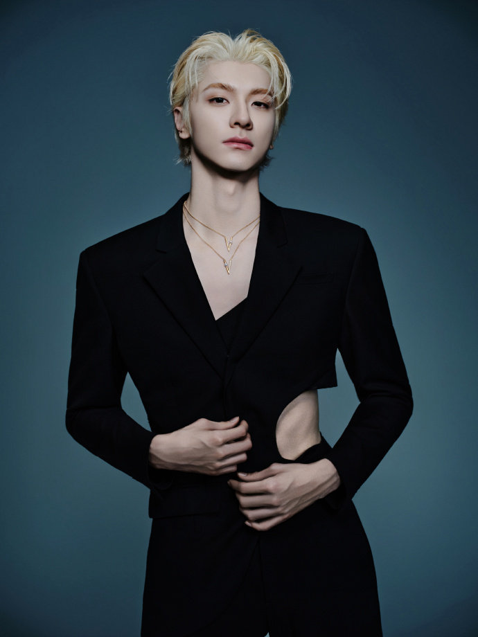 林一黑西装金发爱豆感 林一露腰  林一露腰，林一黑西装金发爱豆感，咱就说你说这个