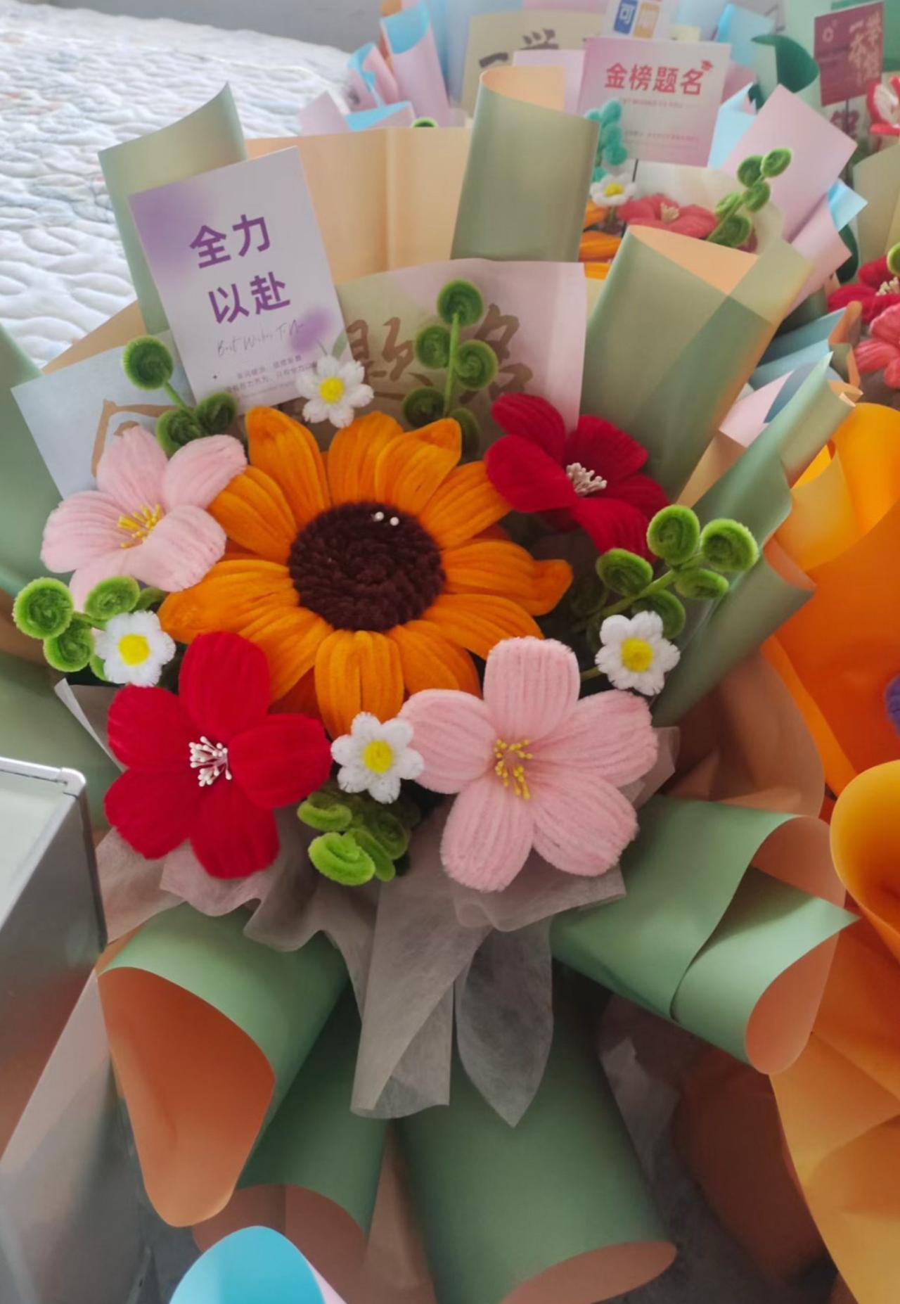 数年寒窗终有果，鲜花相伴送佳音。多款高考祝福花束，等你来选～ 地址:雅臣高中对面