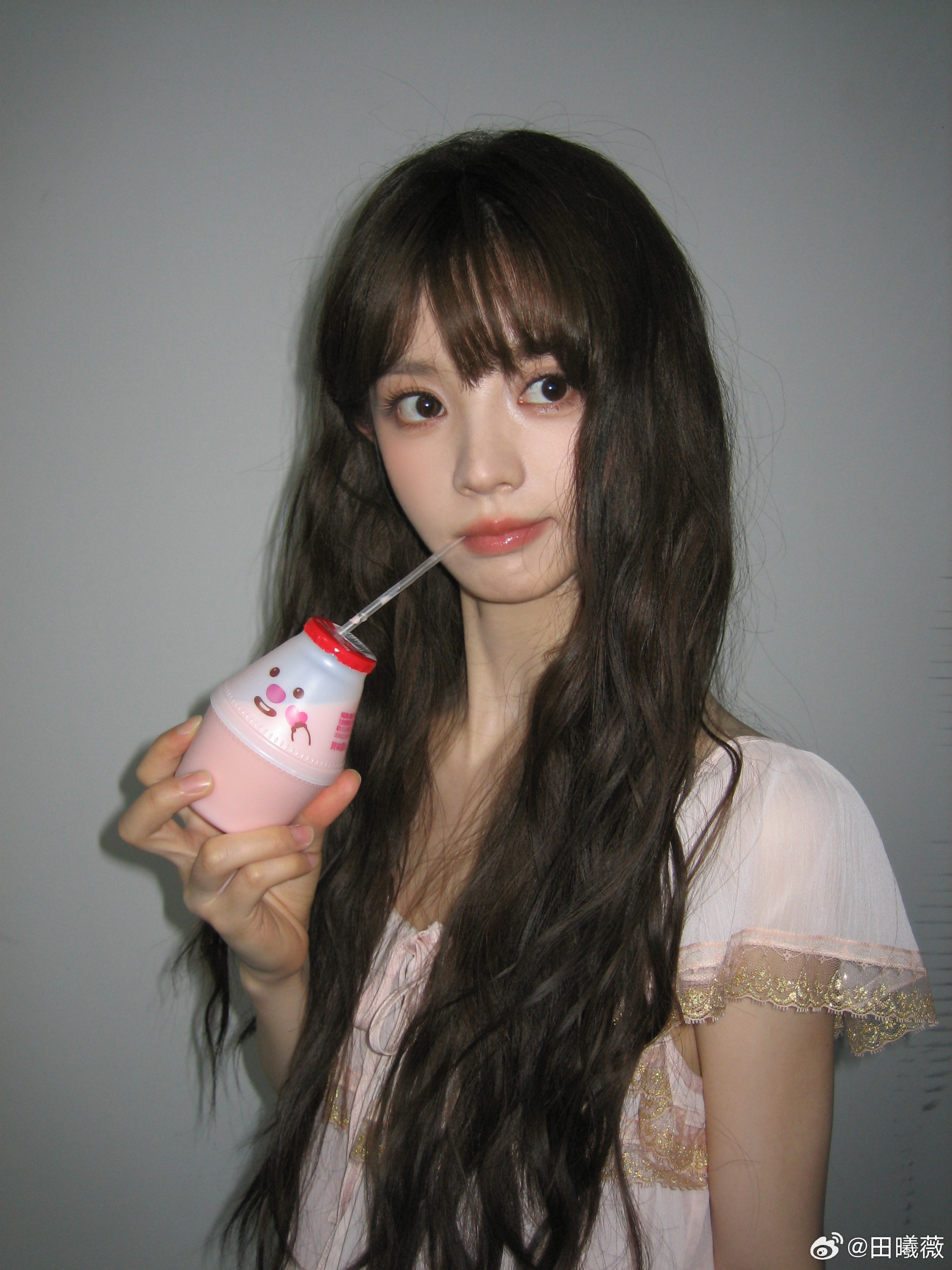 田曦薇晒胡一天送的草莓牛奶田曦薇你好你的草莓牛奶在我手上 田曦薇你好你的草莓牛奶
