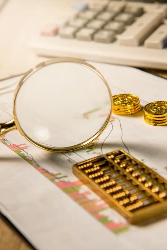 要建立“无人兜底”的清醒思维：
 
第一，把身体和财务当成安身立命的根基，用心打