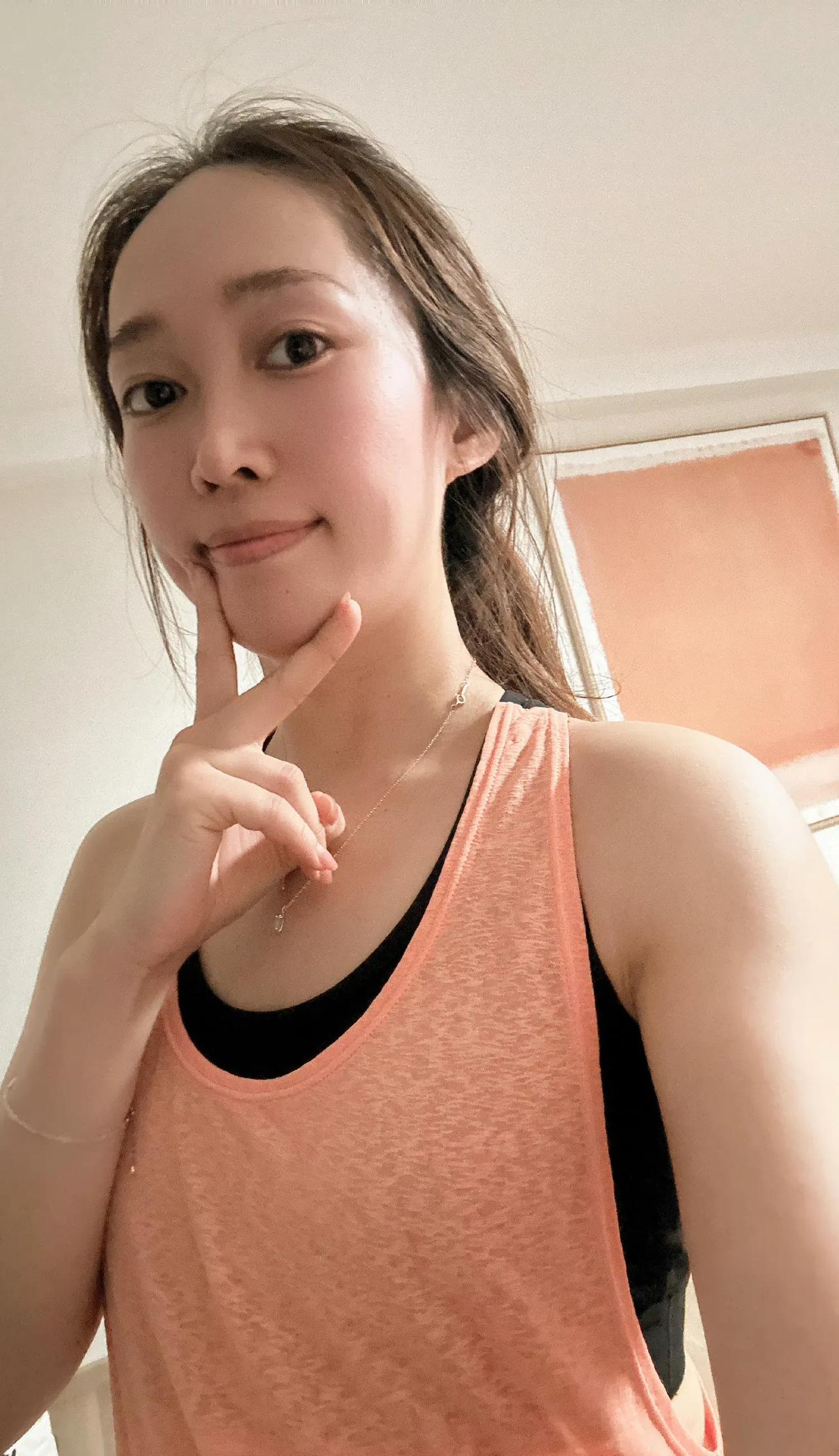 东方甄选YoYo在社交媒体平台发文：他： 今晚去跑步
我：我很困不想去
他：你越