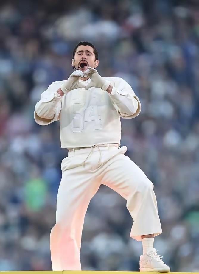 唱“小众语言”的，把英语乐坛的脸扇成陀螺。
麦迪逊花园连唱三晚，后台堆满40国翻