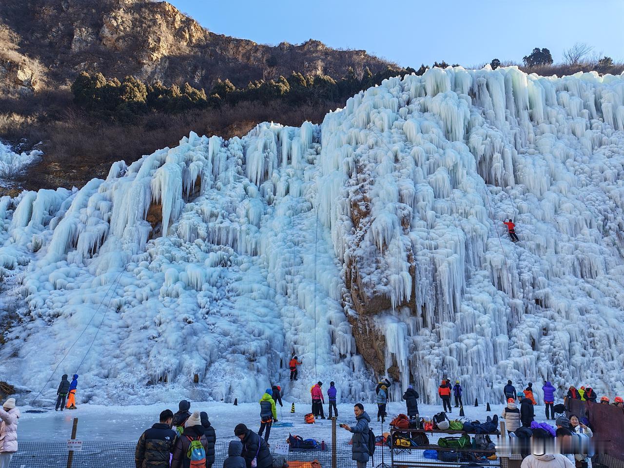 虎峪风景区位于北京市昌平区，冬天的虎峪风景区别有一番风味。今天亲临景区，十分震撼