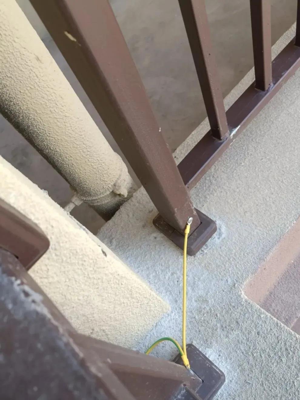 无意中发现了一个奇怪的现象！屋面护栏还要接地线！这究竟是为什么呢？

昨天和朋友