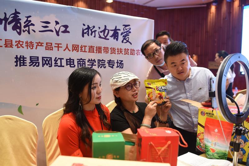 “全世界都在三二一上链接”，这口号真是火出圈了！它本出自直播带货，简单好记又有节