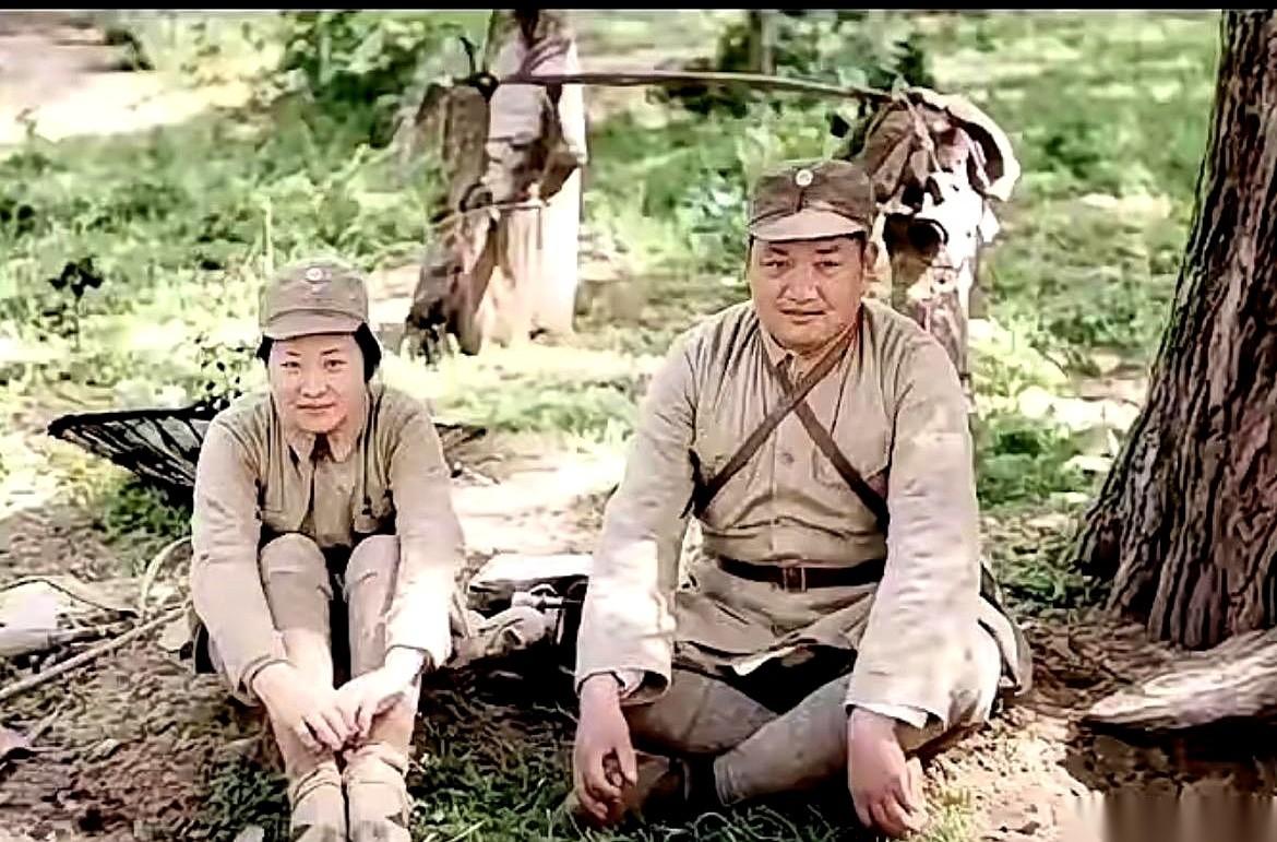 1939年，皖南云岭，新四军军长叶挺，亲自端起了相机。
镜头没对准炮火，没对准地