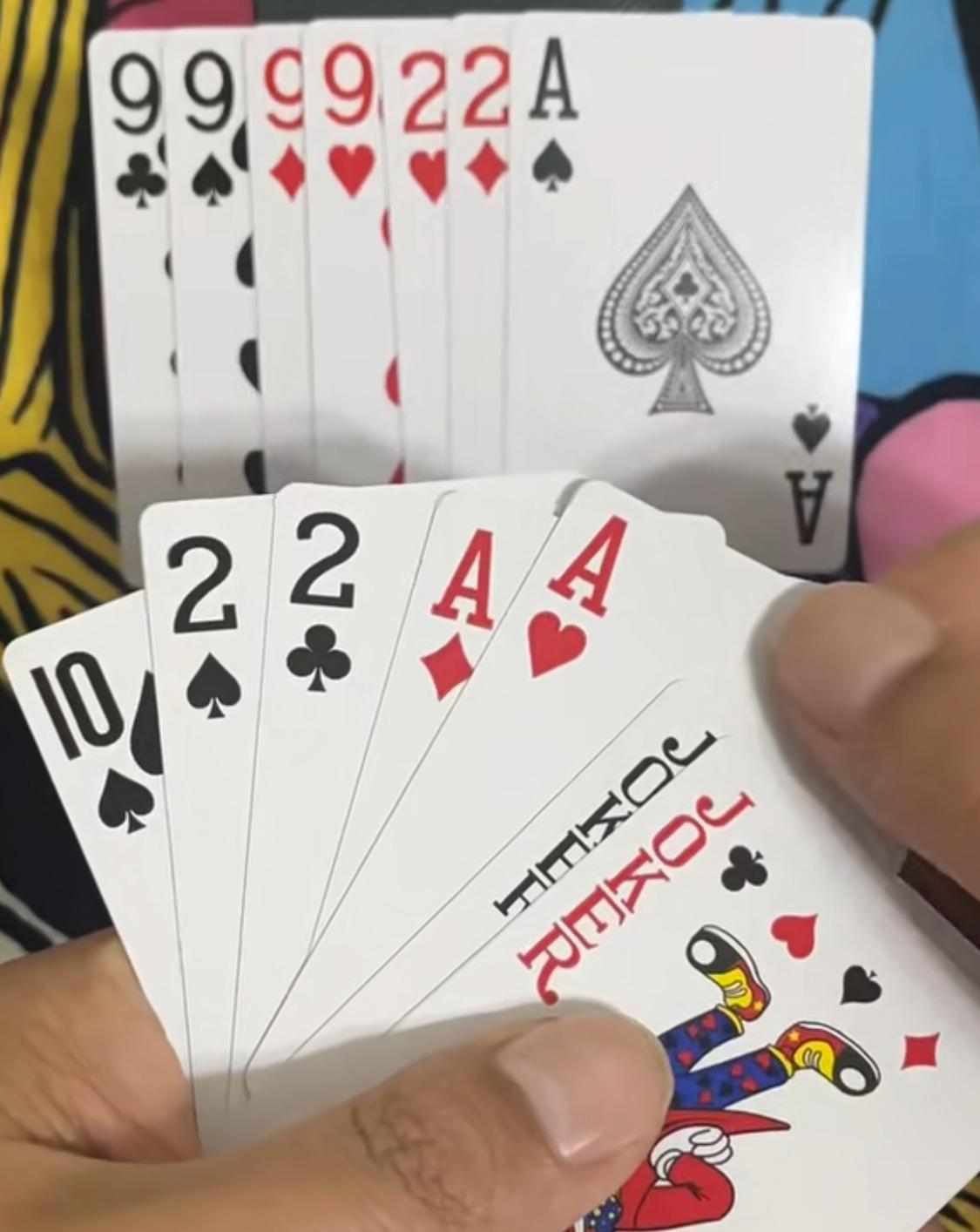 益智游戏，欢乐斗地主巧解残局。规则有连有带，最多3带1，也可以3不带。下面牌的先