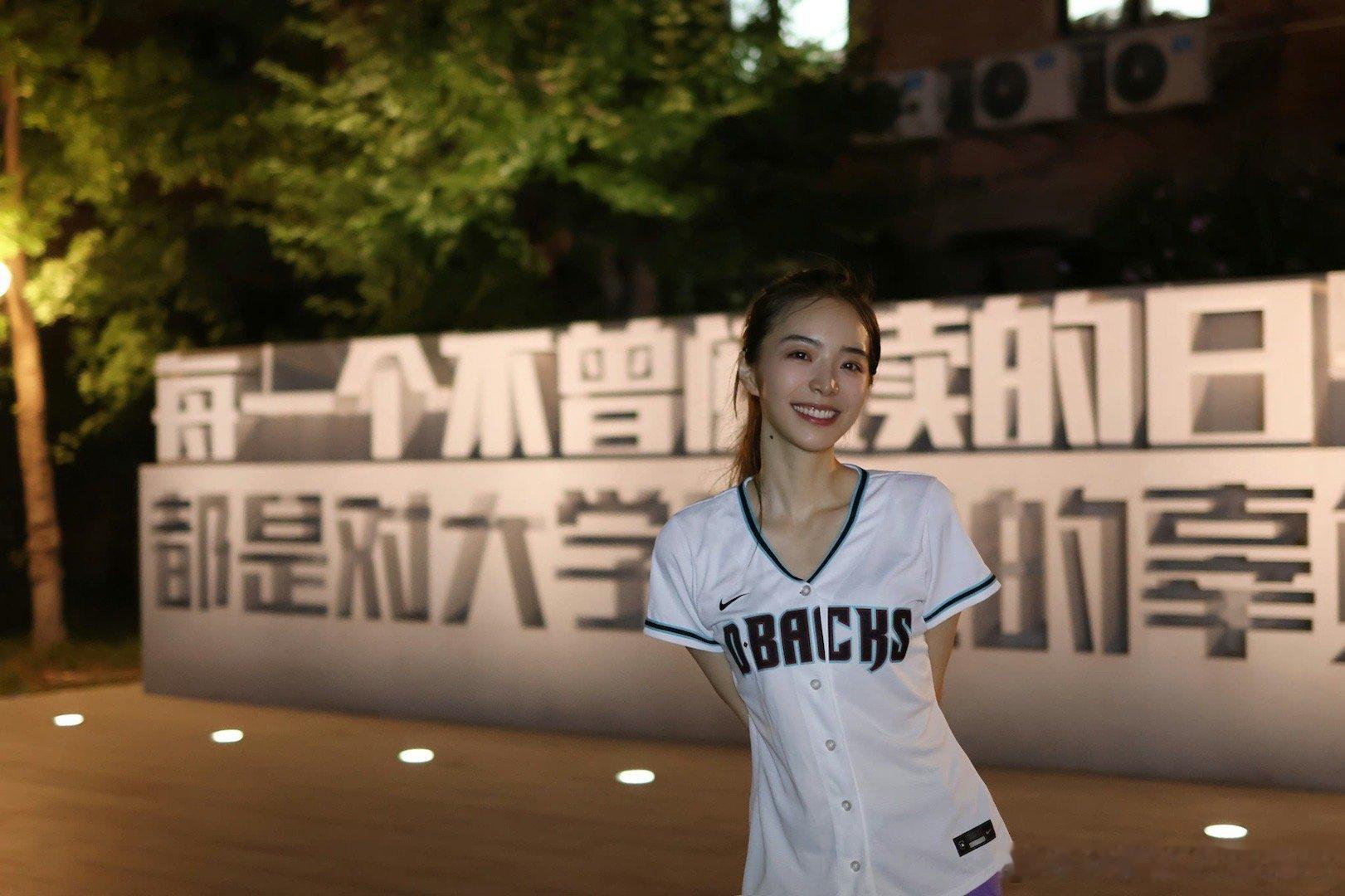 羡慕管哥每一天！阿姨怎么越来越年轻呀[舔屏]回忆青春？LPL美女主持余霜晒照配文