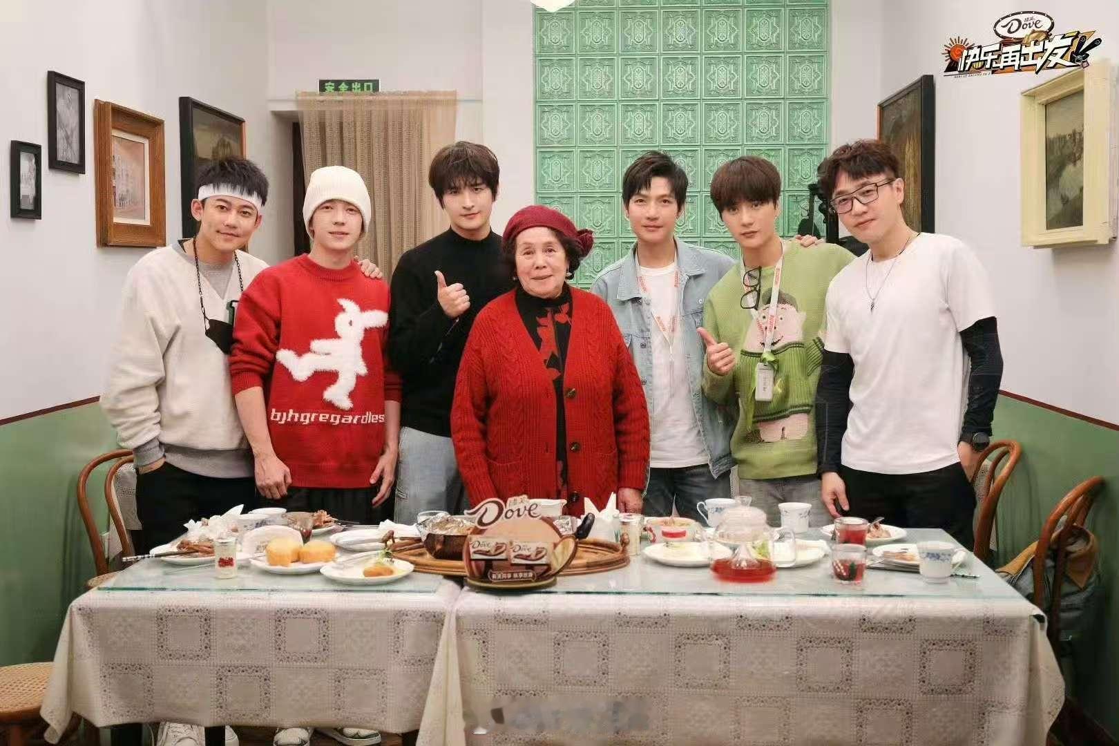 群像的魅力是一群人出发会更快乐他们像一群快乐的使者，用音乐传递着正能量。群像的魅