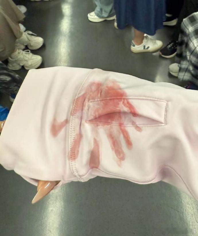 心疼！省吃俭用买的lulu，首次穿就遇糟心事。上地铁人多被拽，疑似染上涂料，难道