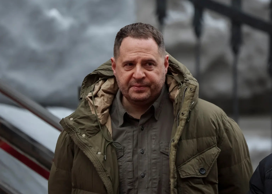 乌克兰总统办公室前主任叶尔马克被解职后表示，计划前往前线。他在致媒体信中称已做好