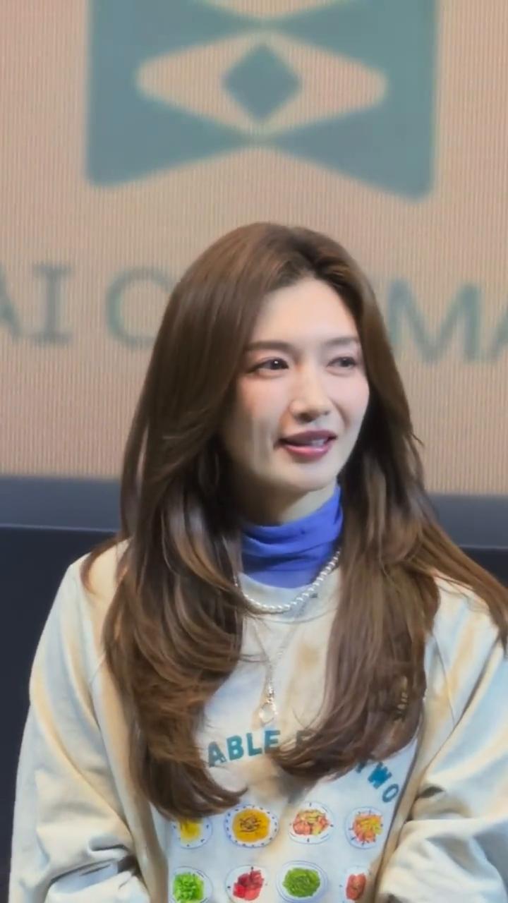 风很温柔，花很浪漫，春意渐浓，万事可期。愿人随春好，春雨人宜，日子清澈明朗，心情