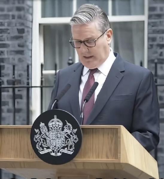 已经辞职了英国首相斯塔默正在考虑在未来角逐北约秘书长的职位，现在的北约秘书长由荷