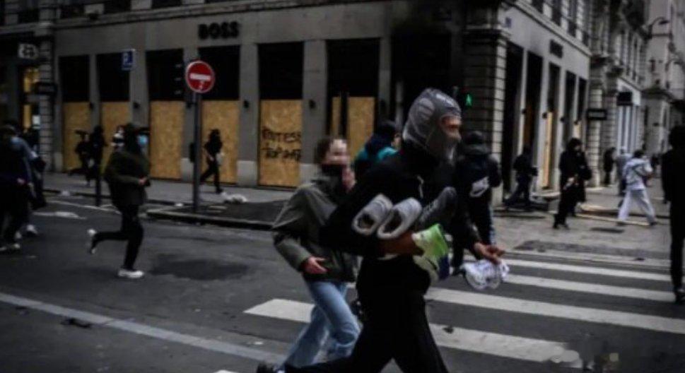 法国乱成一锅粥了还有人威胁中国法国多地爆发大规模骚乱，巴黎等多城陷入瘫痪，超20