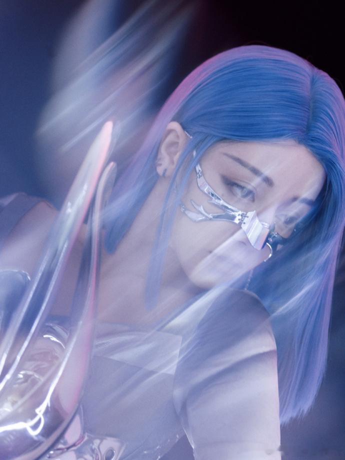 #迪丽热巴赛博侧脸##迪丽热巴液态面饰# 她的赛博侧脸，如同机械姬般精致，每一根