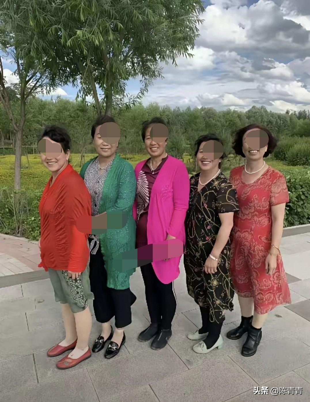 “这几个大妈穿的大红大绿，花里胡哨的，俗不可耐，一看就是一群农村人。”这是网友发