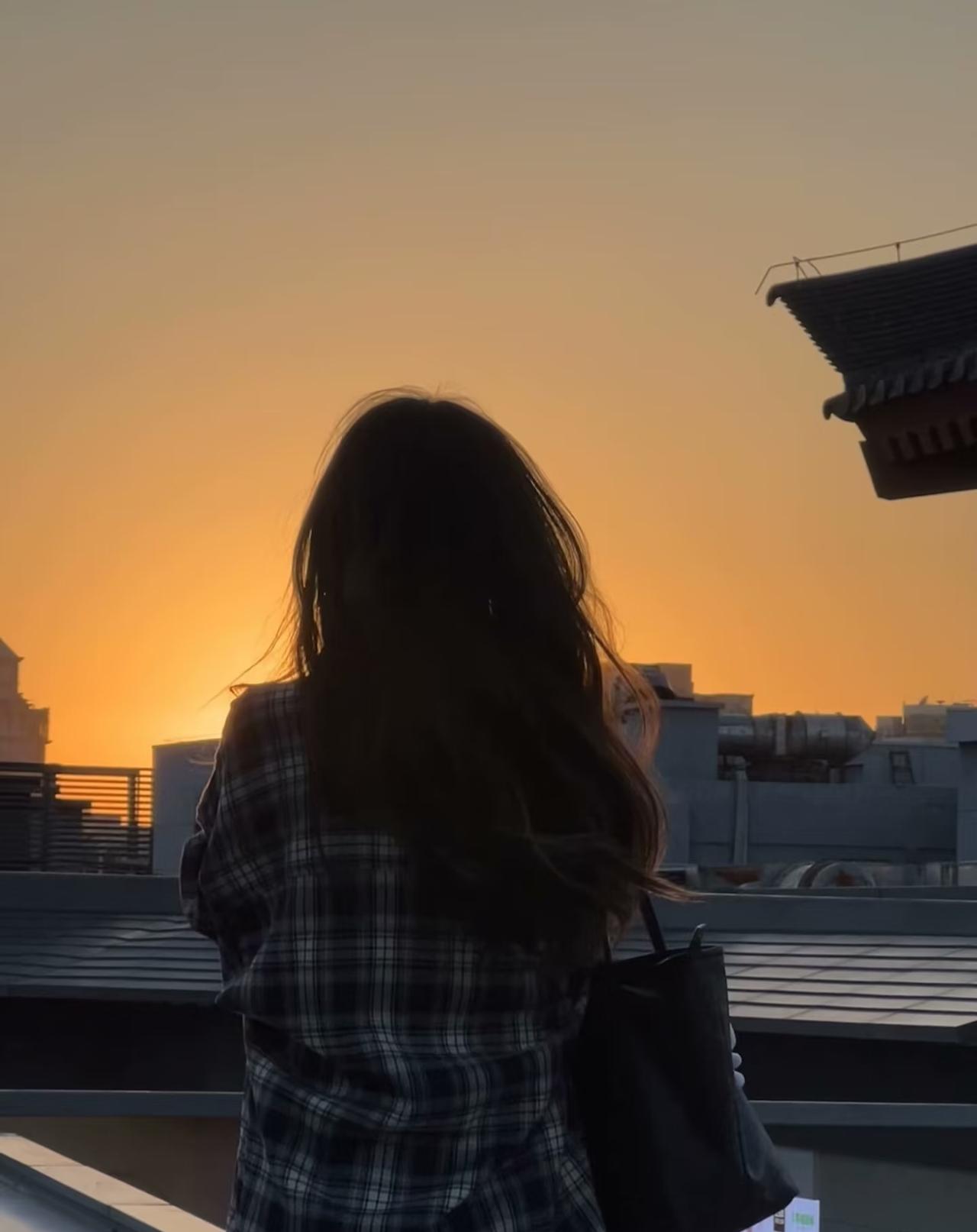 如果爱上你也算一种错
那我愿意在错误里安营扎寨
用一生的时间
把这一场“误会”