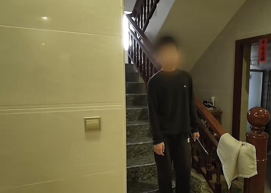 儿子忘晾衣服被父亲没收手机，结果拿出菜刀和父亲对峙，这到底是谁的错？
这事发生在