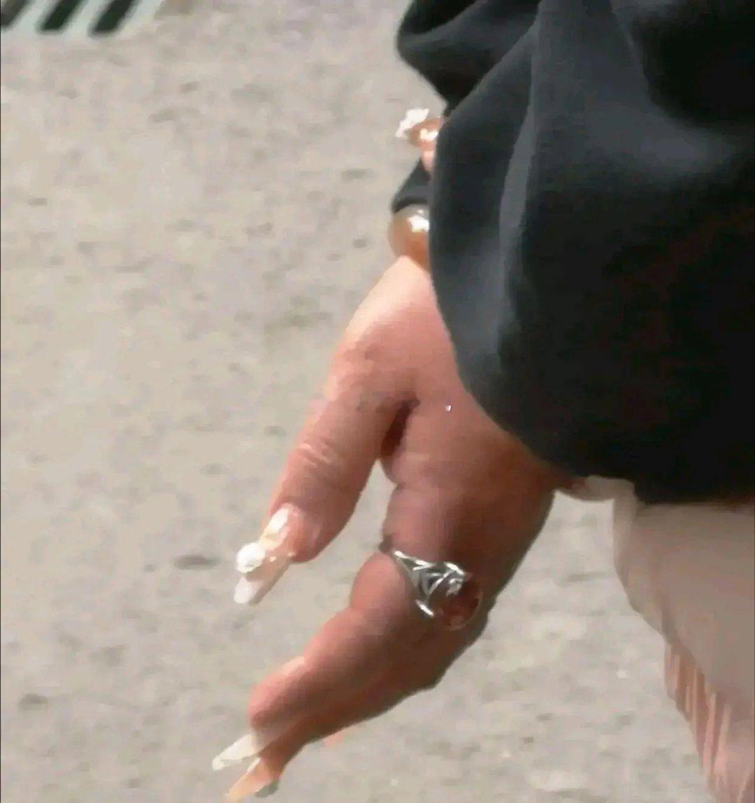 连大妈都喜欢做美甲，还以为只有年轻人有这个爱好。 ​​​