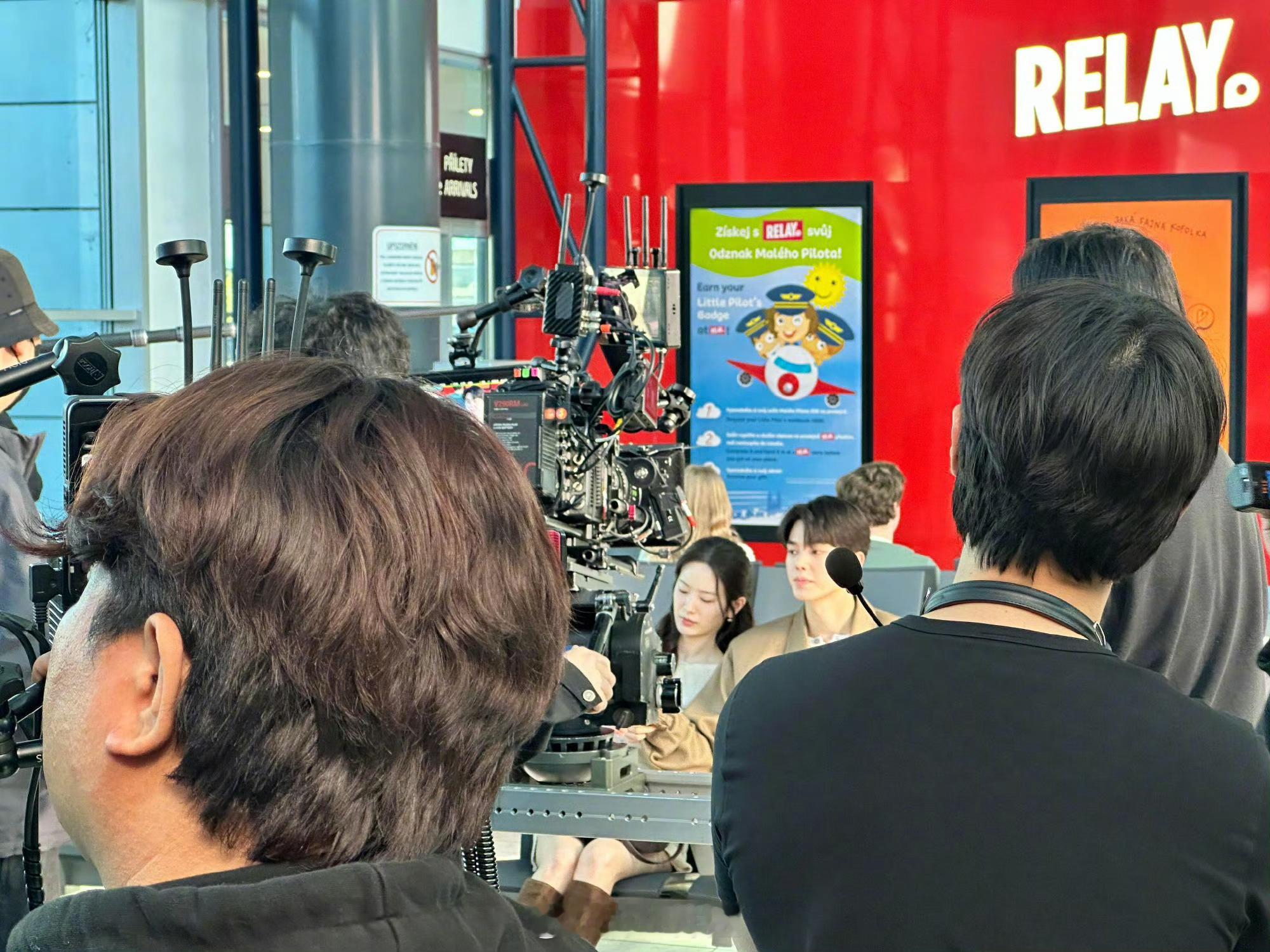 有网友在布拉格机场偶遇到了正在拍戏的宋江，真的是不管在哪里都能够被偶遇，宋江这状