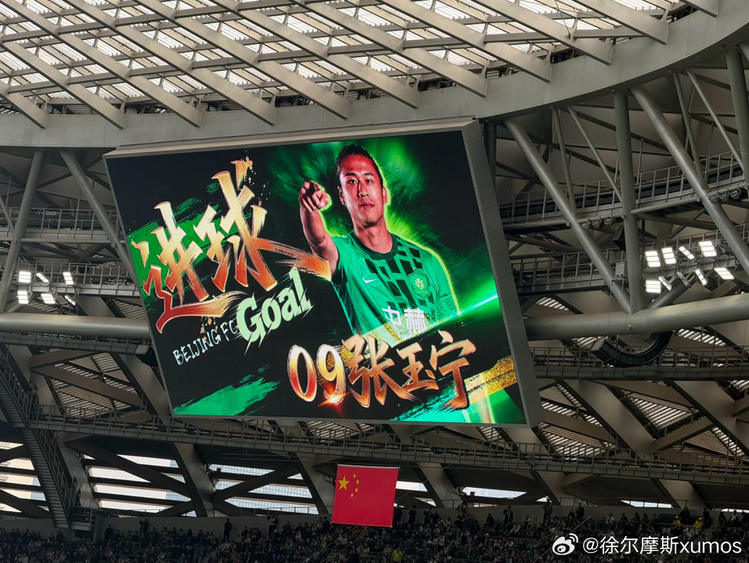 半场，国安和申花都没有在中路做太多文章，绝大多数时间，两队都在小范围内“绞杀”。