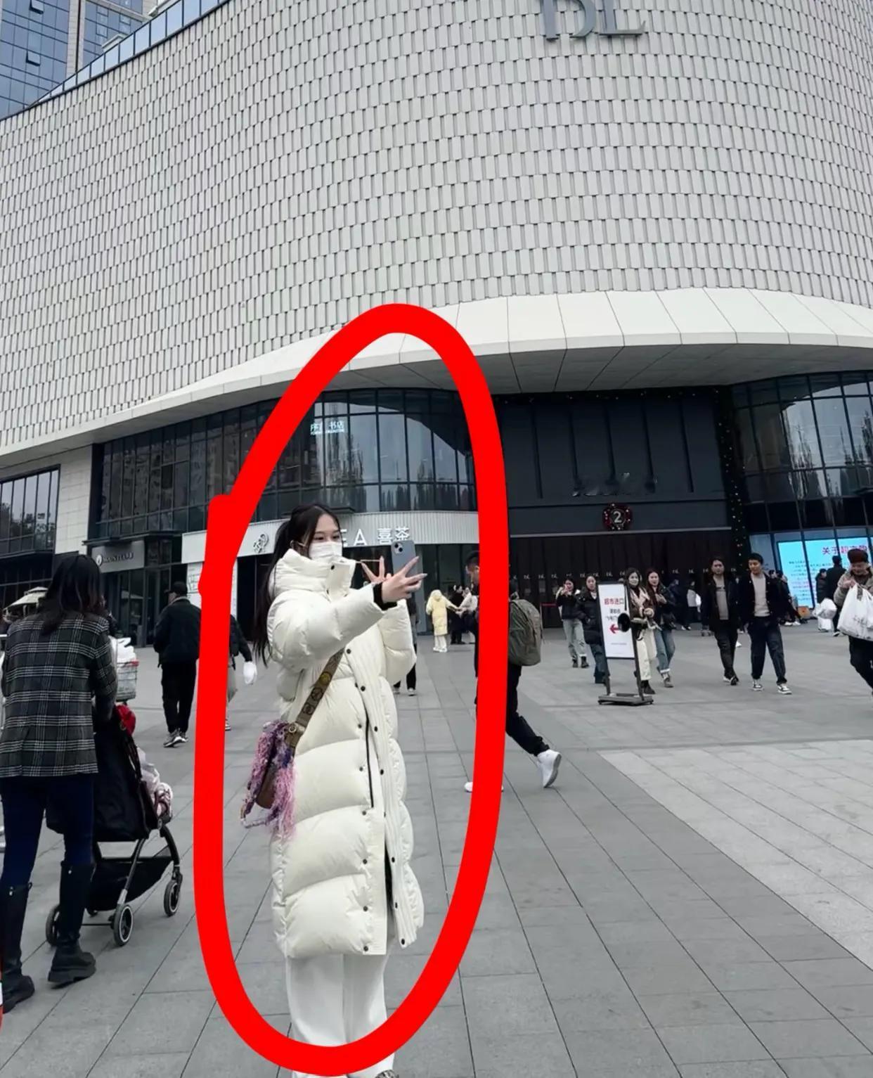 胖东来看到的！！！大学生真是无敌了....

途经胖东来门前，我目睹了一位小姐姐