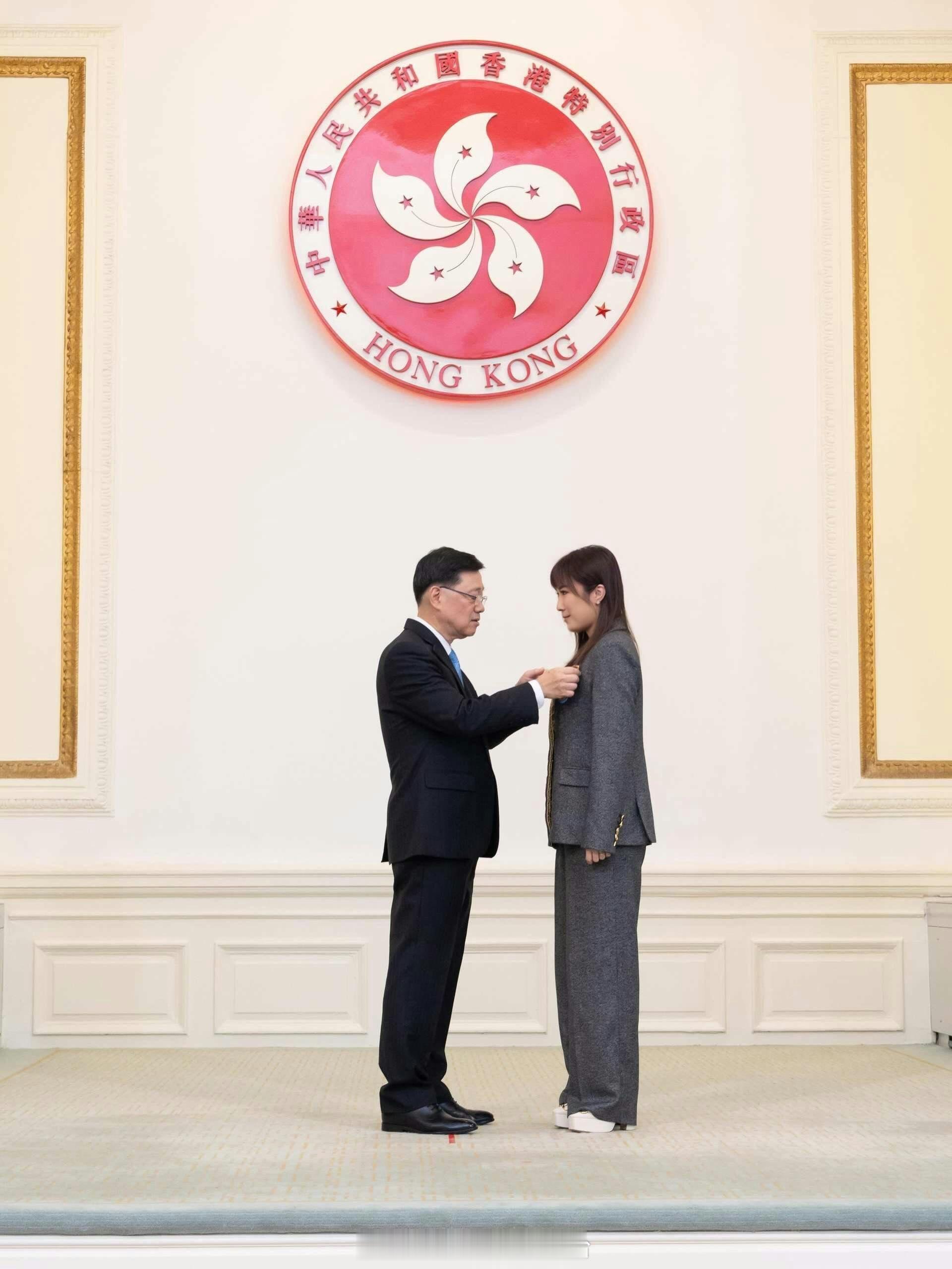 前港姐冠军刘倩婷获颁荣誉勋章，深耕灭罪禁毒公益，承诺持续服务社区40岁的2009