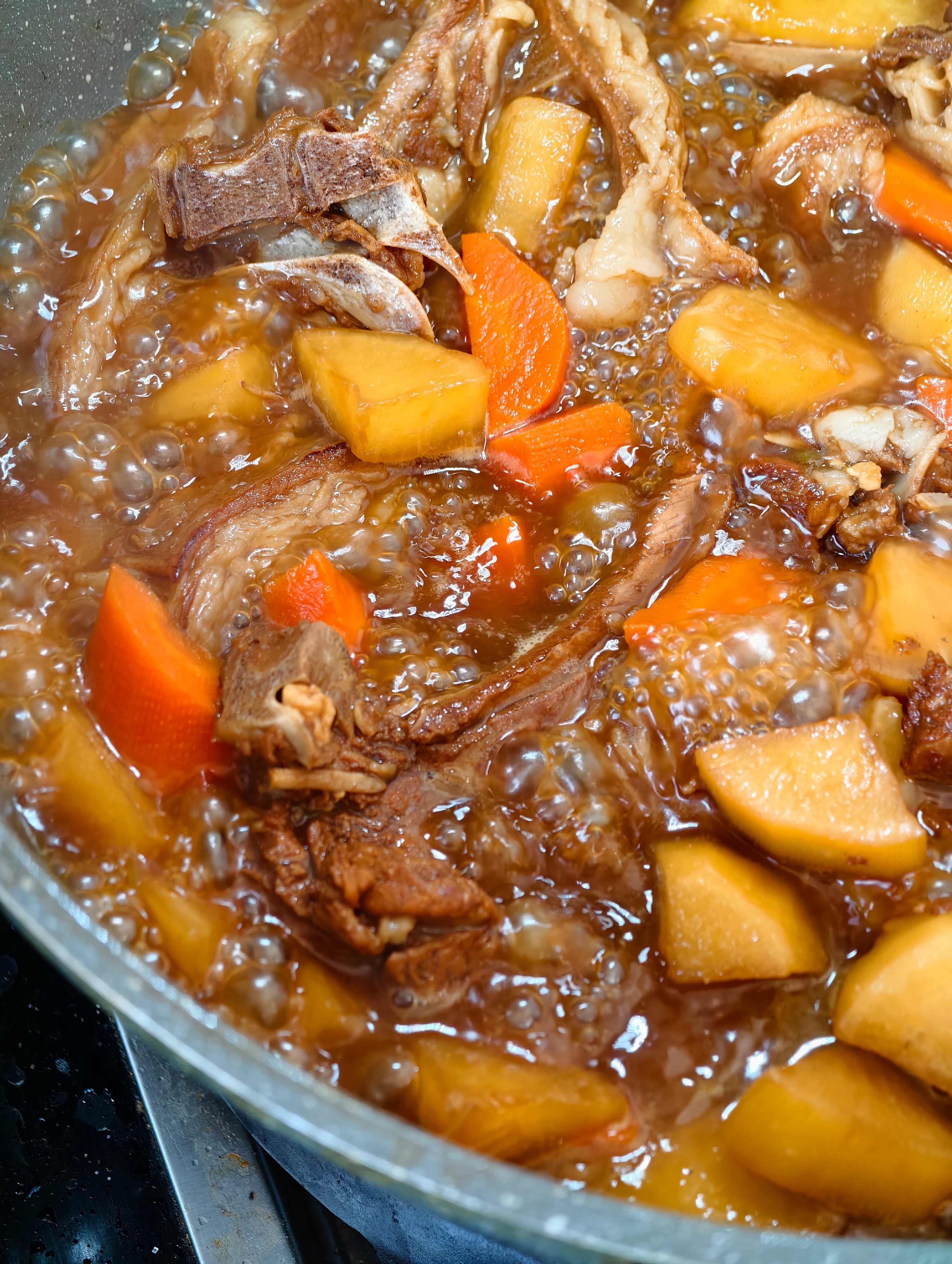 晚上小漏一手，整个红烧羊排。这菜配上一碗五常大米，香迷糊了