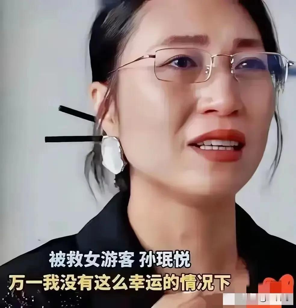 浙江金华龙潭大峡谷，38岁的妈妈为给女儿拍照，脚底打滑，从20米高的悬崖砸进深潭