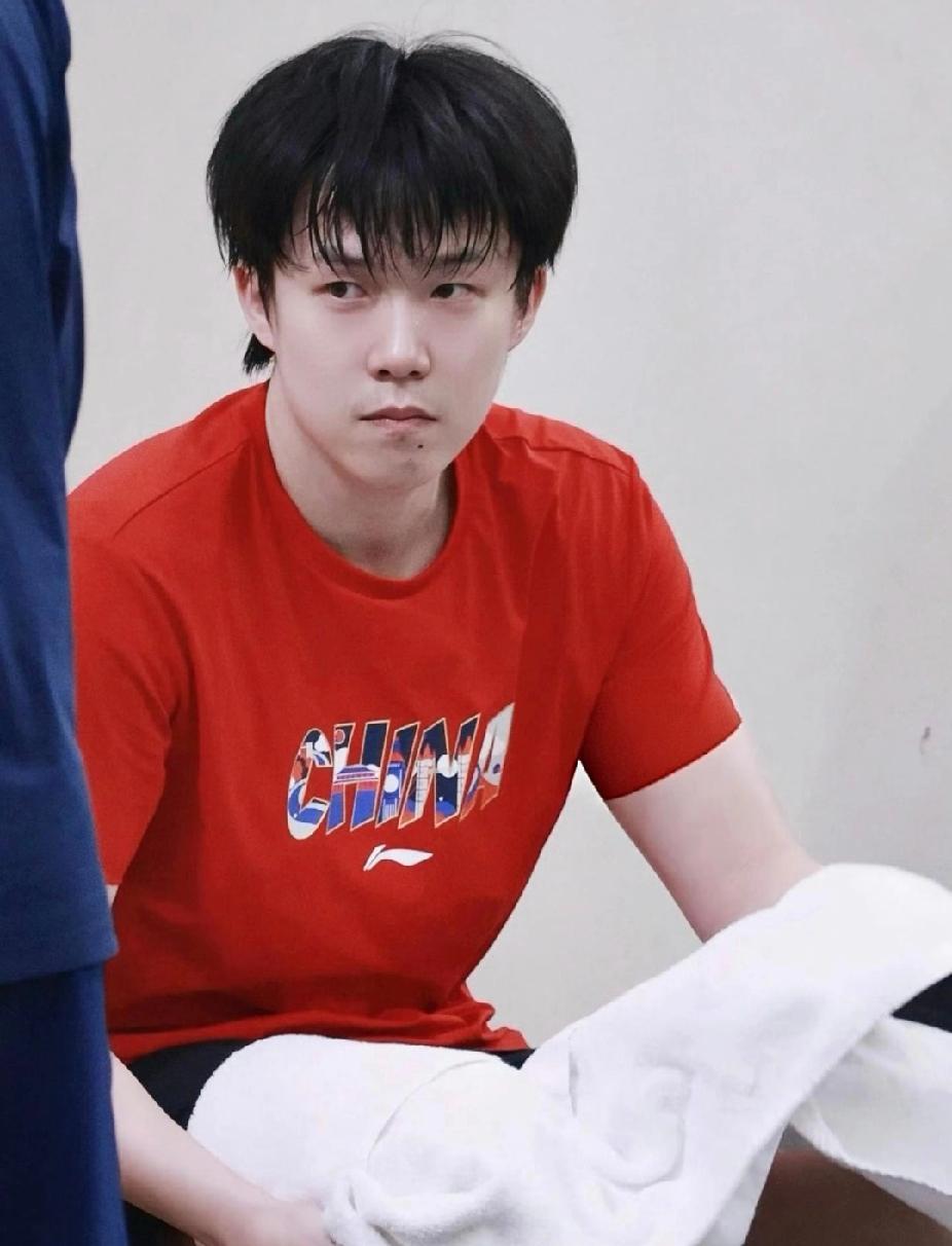 谁懂啊！大头这两张生图也太戳人了！
 
刷到王楚钦这两张训练图，直接被狠狠戳中！