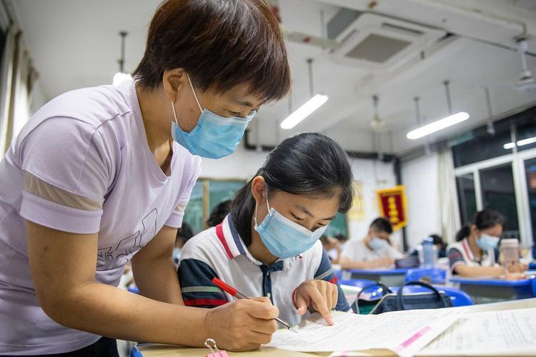 上联：水无回头路，
下联：人无再少时。