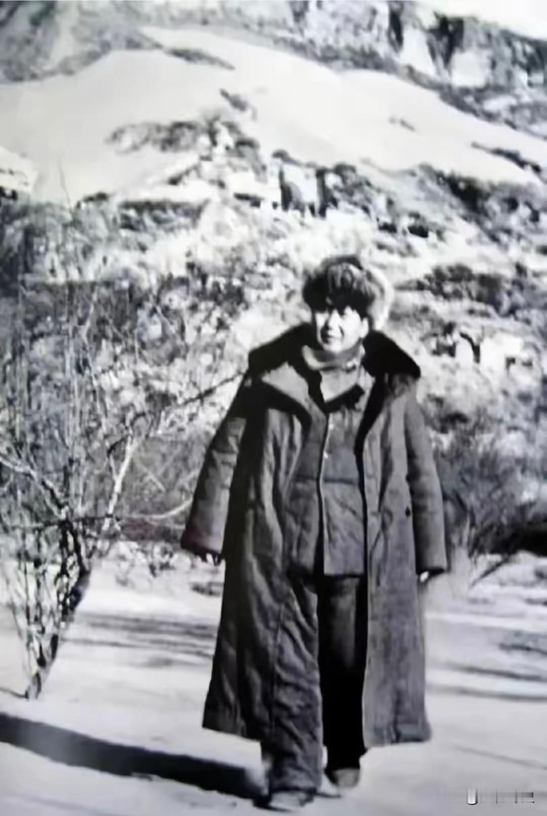 1942年的陕北，土地焦黄得刺眼，延安早已陷入了前所未有的困境。队伍的口粮告急，