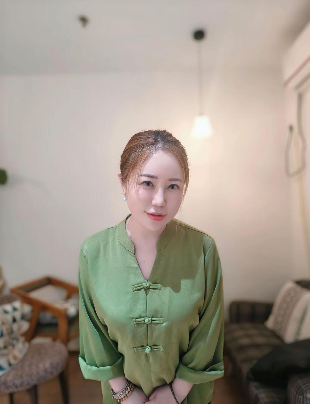 同样是一抹绿色，心境却截然不同。一种是上班克制沉稳的正装绿，藏着责任与分寸；一种