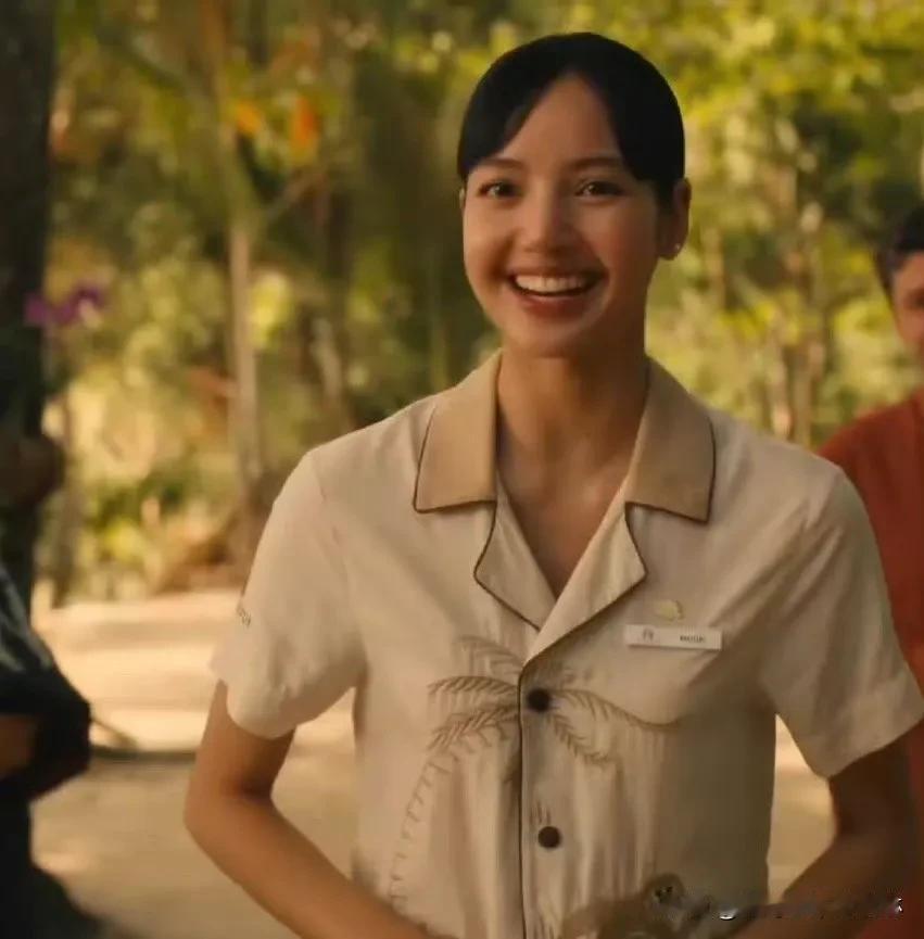 #Lisa白莲花度假村第三季造型曝光#
白莲花度假村这个系列美剧挺火的，当初听说