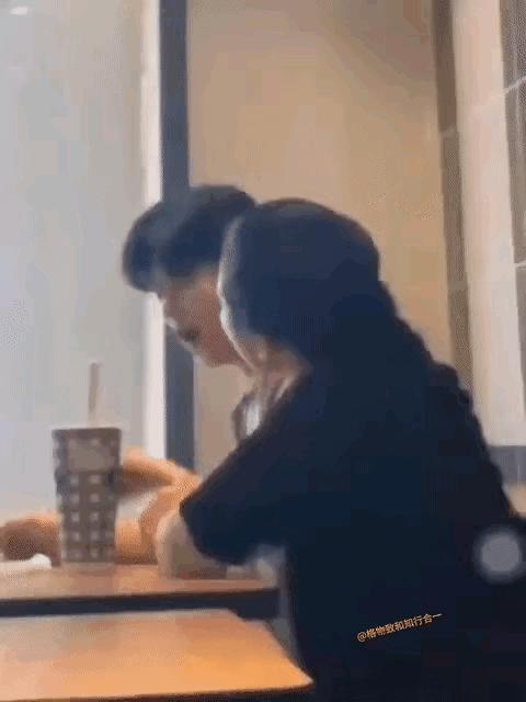 一言不合就大打出手！
这个女的肯定练过啊……[泣不成声]