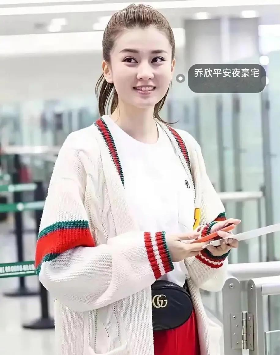乔欣这一身，把"青春甜美"穿在了身上！
 
高扎的马尾辫，搭配宽松的白色针织开衫