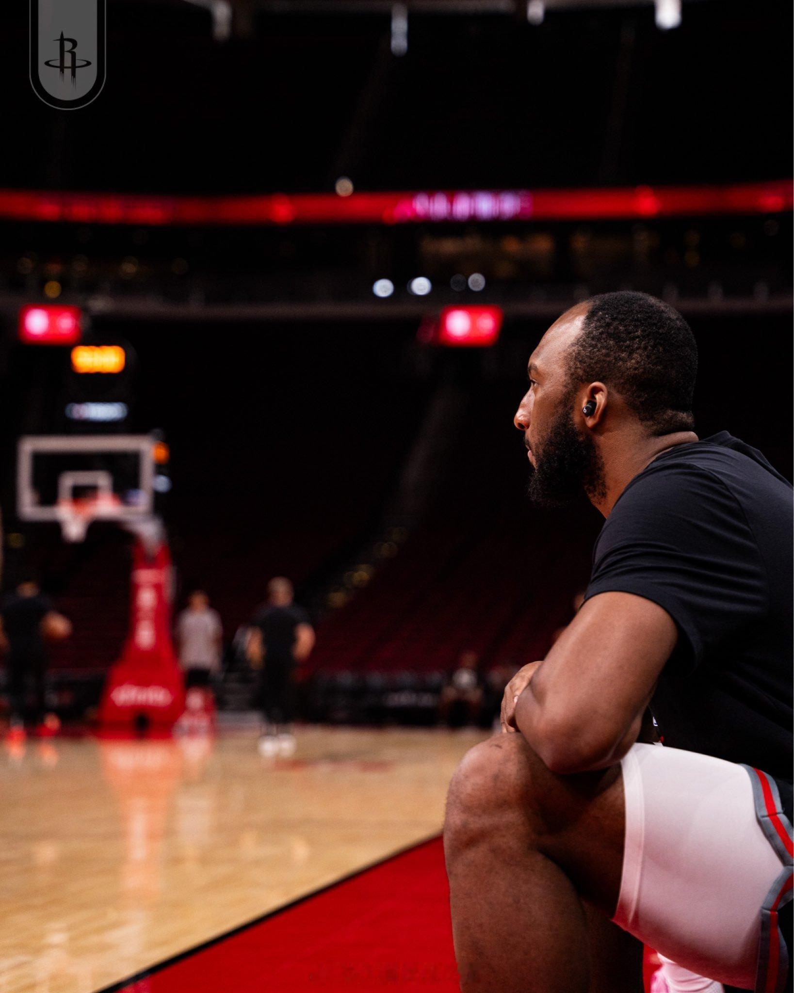 乌度卡谈今天变阵是因为他希望阵容更灵活且更注重防守：“奥科吉清楚自己的角色，打法