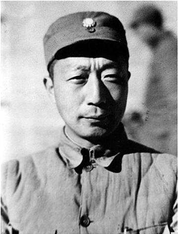 抗战时期，聂帅正开会，突然外面一阵枪响，他以为有敌袭立即冲出去。定睛一看，自己的
